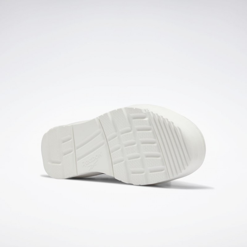 Reebok Women's Club C Double Geo Shoes- حذاء ريبوك كلو سي دبل جيو للنساء لون أبيض