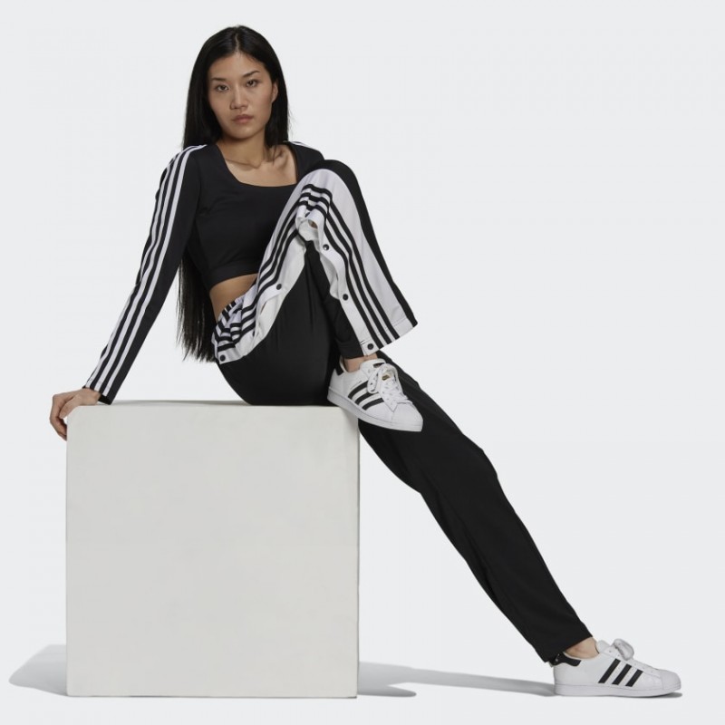 تيشيرت قصير بطباعة ثلاث خطوط مع أكمام طويلة من اديداس بلوزه رياضية للنساء لون أسود Adidas STUDIO LOUNGE RIBBED CROPPED LONG SLEEVE TEE