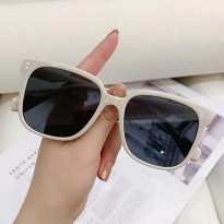 نظارة شمسية مربعة لون بيج