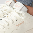 حذاء ريبوك كورت كلين للجنسين لون أبيض بيج ونعل أبيض - Reebok Unisex' Court Clean Shoes