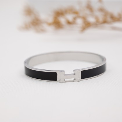 سوار فضي وأسود بتصميم H