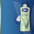 لوشن للنساء سريع الامتصاص من فازلين حجم 600 مل -Intensive Care Body Lotion Soothing Hydration By Vaseline 600 ML