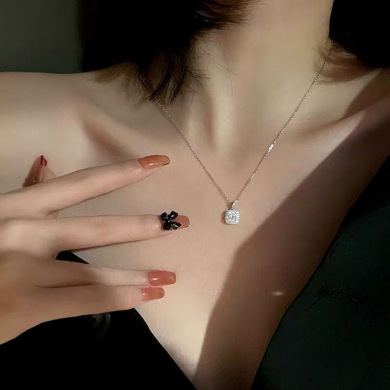 سلسال فضي بتصميم حجر فضي مربع عيار 925