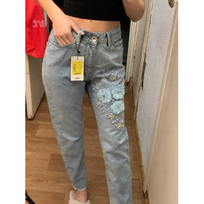 بنطال جينز لون أزرق فاتح مع قشاط لون أبيض وخرز