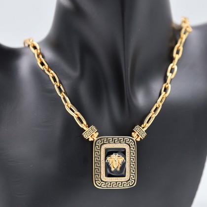 سلسال ذهبي بتصميم فرزاتشي مربع