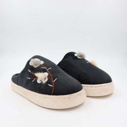 شبشب شتوي فرو للنساء لون أسود