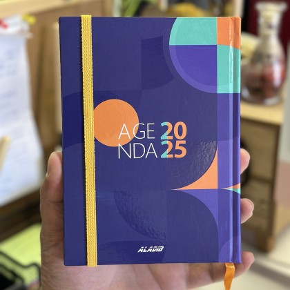 اجنده 2025 من اديب بتصميم لشكال لون بنفسجي وبرتقالي مقاس 12*17