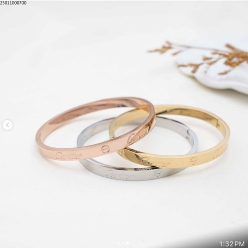 طقم أساور عدد 3 بتصميم كارتيير محفورة بكلمة cartier بألوان مختلفة