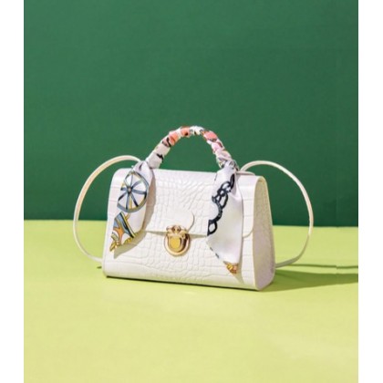 شنطة صغيرة مربعة أنيقة مع وشاح ملون للفتيات والصبايا- جلد - ارتفاع 12 سم وعرض 18 سم - لون أبيض