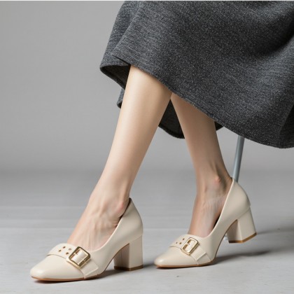 حذاء كعب متوسط نسائي بتصميم كلاسيكي مع احزمه مزخرفه لون بيج