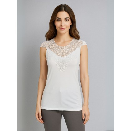 داخلي فانيلا دانتيل بحمالات كتف عريضة برخرفة دانتيل للنساء لون أبيض