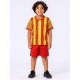 طقم رياضي (تيشيرت وشورت) للأطفال لون مخطط طولي أحمر وأصفر