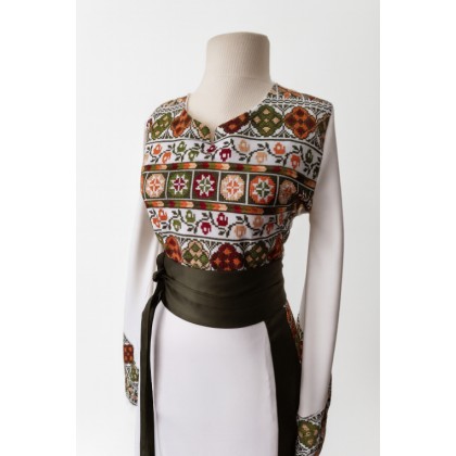 ثوب مطرز لون ابيض و اخضر مع حزام