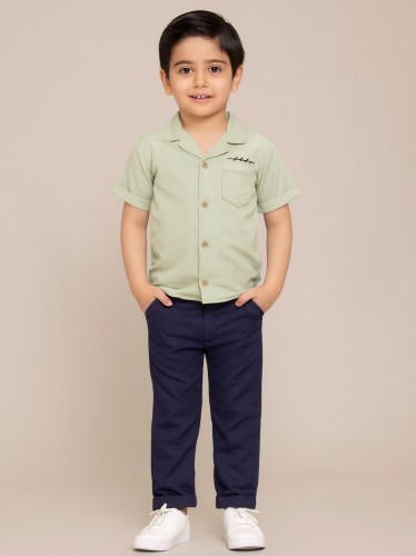 طقم ولادي بنطلون وقميص سادة لون أخضر فستقي