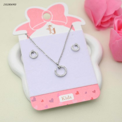 طقم للأطفال سلسال+ وحلق بتصميم ماركة دائري مرصع لون فضي