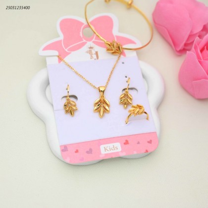 طقم اكسسورات للبيبي لون ذهبي