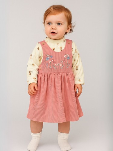 فستان لون زهري مع بلوزة بيضاء