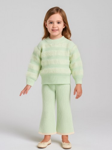 طقم صوف للأطفال لون أخضر
