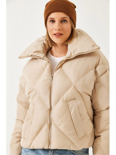 جاكيت قصير نفخ شتوي باللون الايفوري