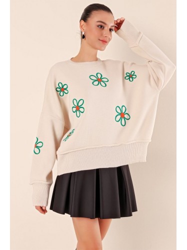 بلوزة شتوية باللون الابيض مع وردة خضراء One Size