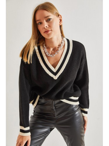 بلوزة شتوية صوف لون اسود قبة v باللون الابيض One Size