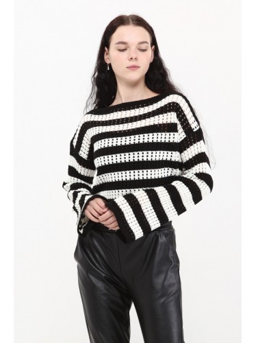 بلوزة صوف شتوية مخرمة باللون الابيض والاسود One Size