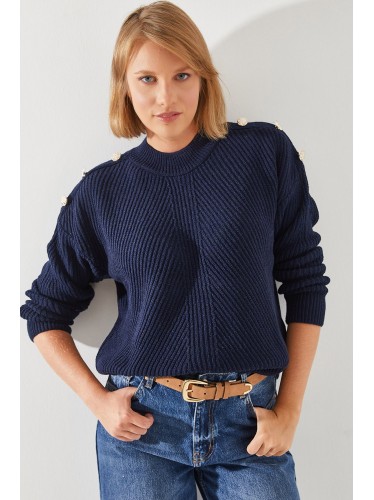 بلوزة صوف شتوية باللون الكحلي مع ازرار لون ذهبي One Size