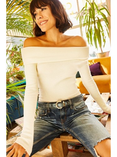 بلوزة شتوية اوف شولدر باللون الكريمي One Size