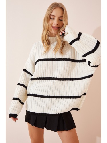 بلوزة شتوية باللون الابيض مخططه بالاسود One Size