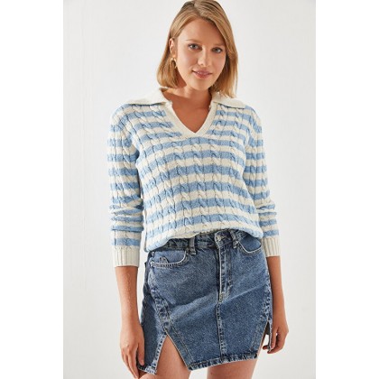 بلوزة شتوية باللون الارزق والابيض One Size