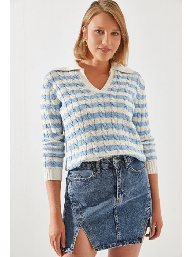 بلوزة شتوية باللون الارزق والابيض One Size