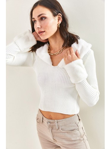 بلوزة شتوية باللون الايفوري مع فرو عند القبة One Size