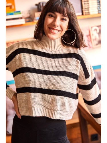 بلوزة شتوية صوف باللون البيج مع اسود One Size