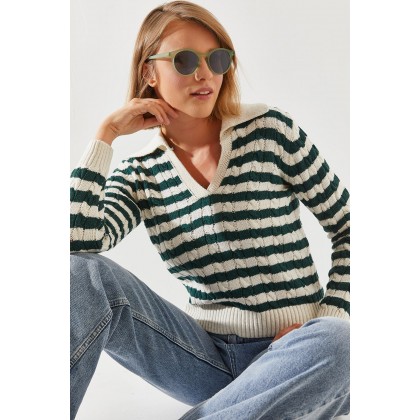 بلوزة مخططة باللون الابيض والزيتي One Size