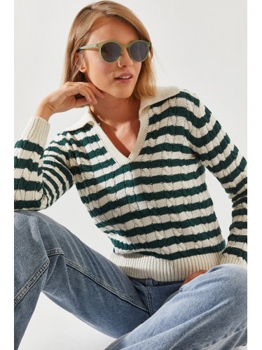 بلوزة مخططة باللون الابيض والزيتي One Size