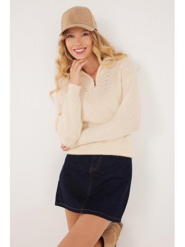 بلوزة شتوية سادة بسحاب من عند القبة باللون البيج One Size