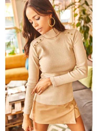 بلوزة شتوية باللون الايفوري مع ازرار باللون الذهبي One Size