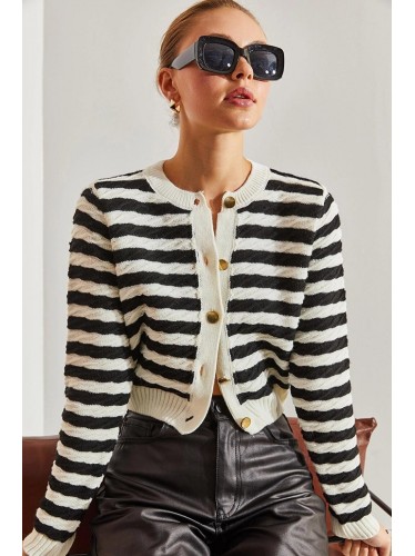 جرزة مقلمة باللون الابيض والاسود مع ازرار لون عسلي One Size