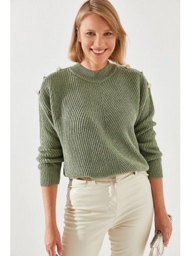 بلوزة شتوية باللون الزيتي