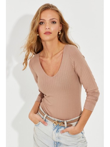 بلوزة باللون النود خريفيه