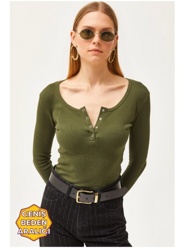 بلوزة سادة باللون الكاكي