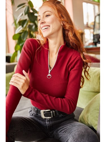 بلوزة لايكرا بياقة مدورة وسحاب عنابي