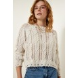 بلوزة شتوية مخرمة باللون الايفوري