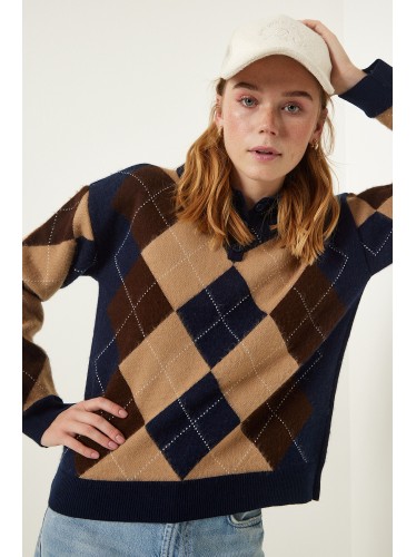 بلوزة باللون الكحلي والبني والبيج