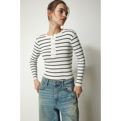 بلوزة شتوية باللون الابيض ومخططة بالاسود