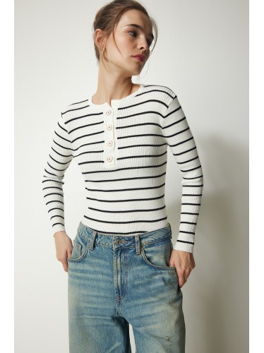 بلوزة شتوية باللون الابيض ومخططة بالاسود