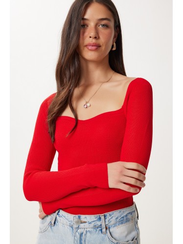 بلوزة باللون الاحمر السادة