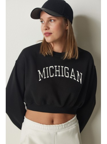 هودي قصيرة باللون الاسود مع كتابة