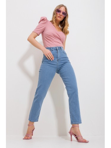 جينز نسائي MOM قصّة مريحة بلون أزرق جليدي – Trend Alaçatı Stili