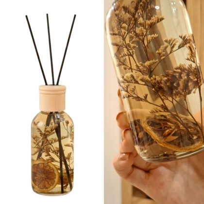 معطر عيدان 250 مل برائحة الحمضيات من 22 بيرفيوم مع أزهار مجففة ومكوّنات عطرية داخلية